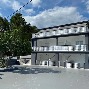 https://apartmani-anita-starigrad-paklenica.hotelinzadar.com